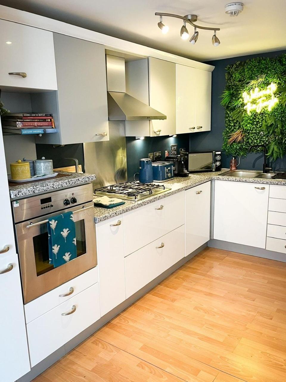 Jungle Escape, City Apartment With Parking & Terrace 체스터 외부 사진