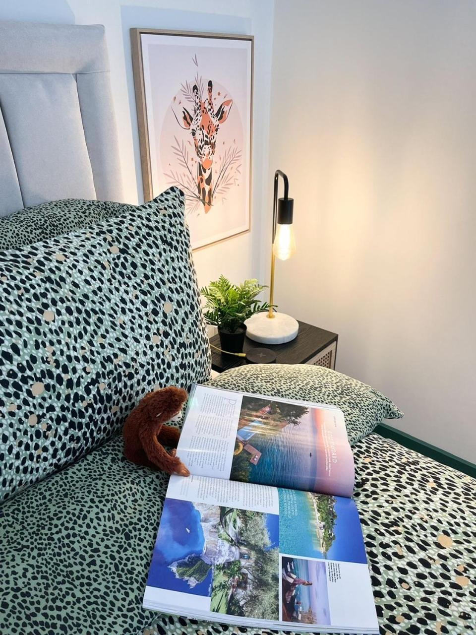 Jungle Escape, City Apartment With Parking & Terrace 체스터 외부 사진